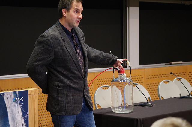 Cziczo demonstrates how a cloud chamber works. (Credit: Helen Hill/EAPS)